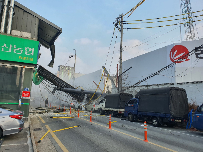 높이 24m의 항타기가 넘어지며 축산농협 건물을 덮친 모습. 독자 제공
