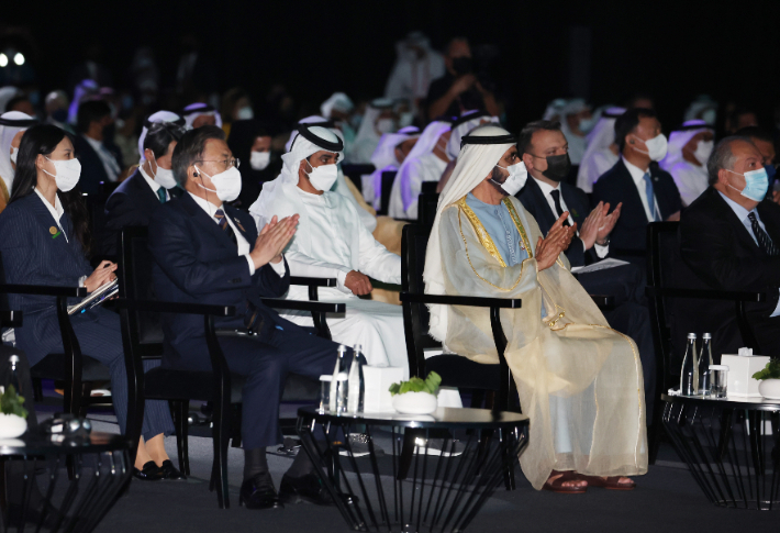 문재인 대통령이 17일(현지시간) 아랍에미리트 두바이 엑스포 전시센터에서 열린 아부다비 지속가능성 주간 2022 개막식 및 자이드상 시상식에 무함마드 빈 라시드 알막툼 UAE 총리 겸 두바이 군주와 참석해 있다. 연합뉴스