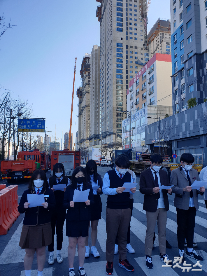 광주고등학교학생의회가 18일 오전 사고 현장 주변에서 기자회견을 열고 실종자들의 무사 귀환을 기원했다. 김한영 기자