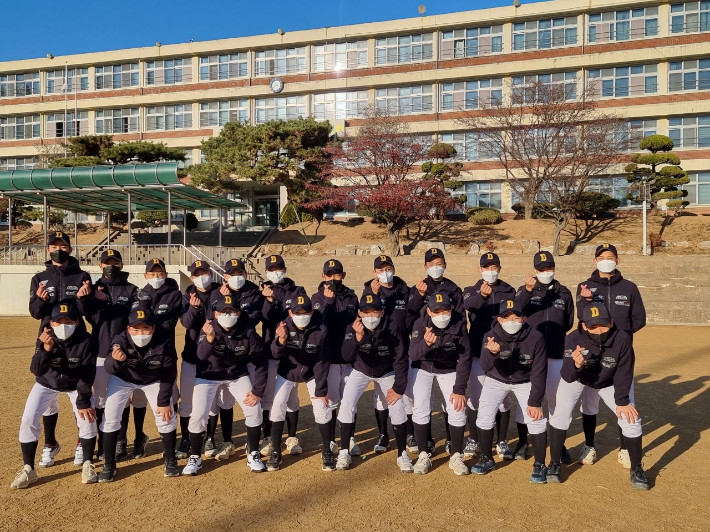 추신수가 기부한 점퍼를 입은 동인천중학교 야구부 선수들. SSG 랜더스 제공