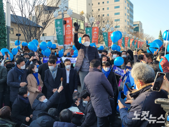 지난 16일 강릉을 방문해 거리연설을 하고 있는 이재명 더불어민주당 대선 후보. 전영래 기자