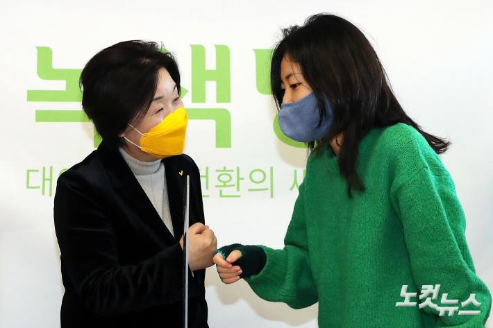 녹색당 김혜원 공동대표와 인사하는 정의당 심상정 대선 후보