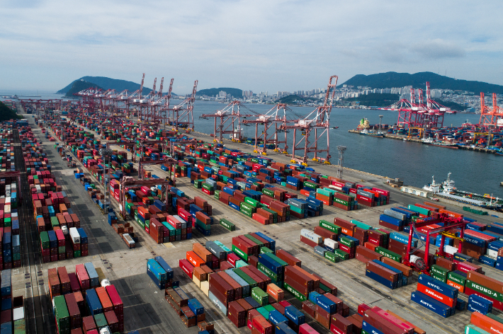 부산의 대역사로 개발이 본격화하고 있는 부산항 북항 컨테이너 터미널 부두 폐쇄여부를 두고 해양수산부와 부산지역 시민단체, 운영사, 선사 등의 입장이 엇갈려 논란이 일고 있다. 부산항터미널주식회사 제공