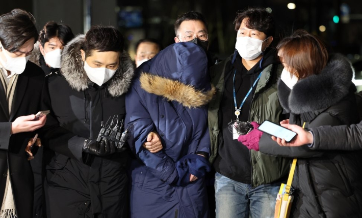 오스템임플란트 재무팀장 이모(45)씨가 지난 6일 서울 강서경찰서로 들어서는 모습. 연합뉴스