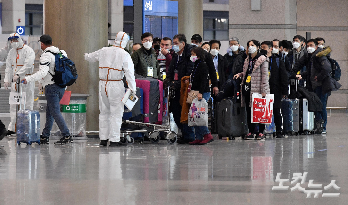 인천국제공항 제1터미널에서 해외 입국자들이 입국 절차를 밟고 있다. 박종민 기자