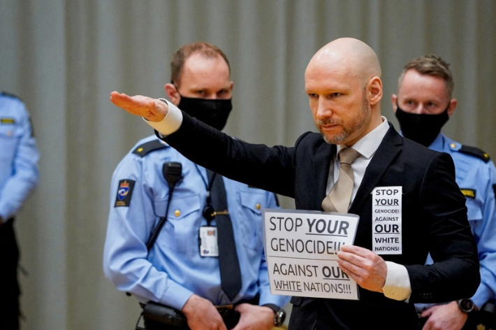노르웨이 시엔에 있는 임시 법정에서 열린 가석방 심리에서 77명을 살해한 범인 아네르스 베링 브레이비크가 종이를 들고 손짓을 하고 있다. 연합뉴스