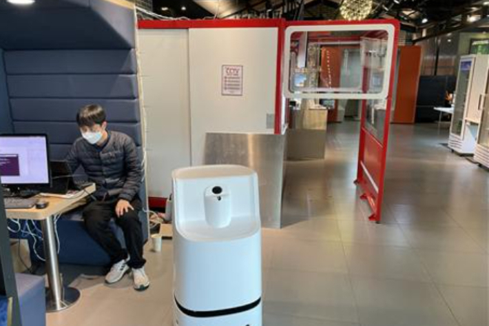 대전의 한 무인카페에서 시험운행 중인 AI 기반 스마트 방역로봇. 한국기계연구원 제공