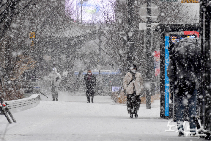 서울과 인천, 경기도 전 지역에 대설주의보가 발령된 19일 서울 시내에 많은 눈이 내리고 있다. 박종민 기자