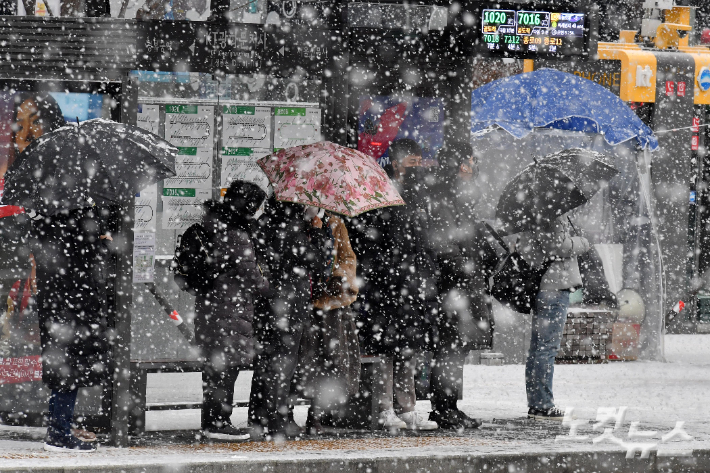 서울과 인천, 경기도 전 지역에 대설주의보가 발령된 19일 서울 시내에 많은 눈이 내리고 있다. 박종민 기자