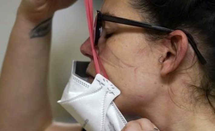 미국 간호사가 N95 마스크를 착용하는 장면. 연합뉴스