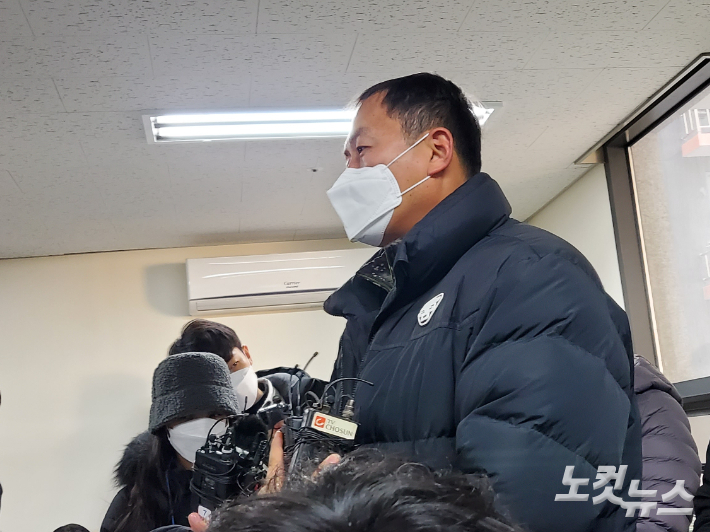 광주 신축 아파트 붕괴 사고 실종자 대표 안정호씨가 19일 취재진과 만나 실종자 가족들의 입장을 밝히고 있다. 김한영 기자