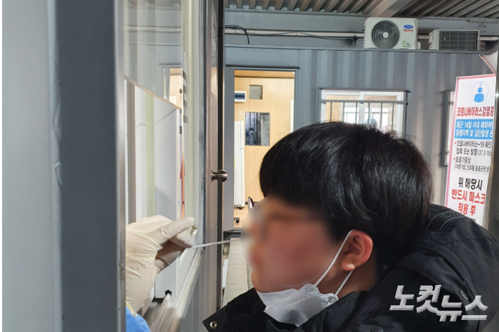 춘천지역 코로나 19 선별진료소에서 한 학생이 검사를 받고 있다. 손경식 기자