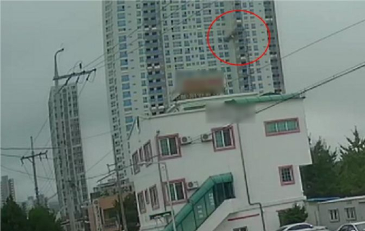 아파트 공사현장에서 작업 중 추락하고 있는 근로자들이 인근 CCTV에 포착됐다. 인근 건물 CCTV 화면 캡쳐