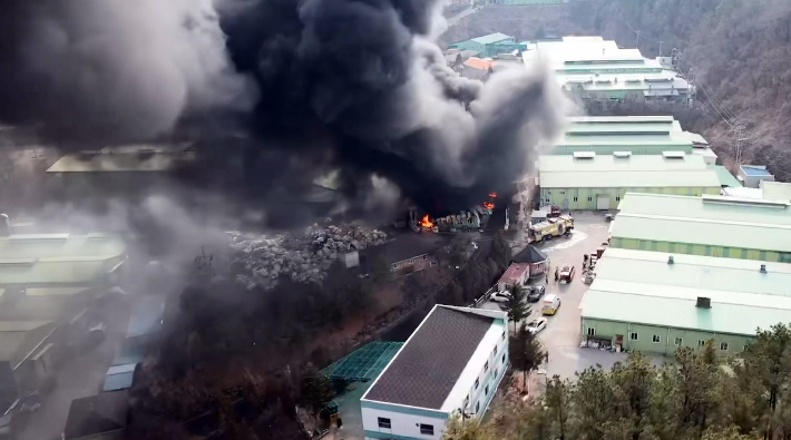 19일 충남 금산군 한 자원재활용공장에서 난 불로 검은 연기가 치솟고 있다. 연합뉴스