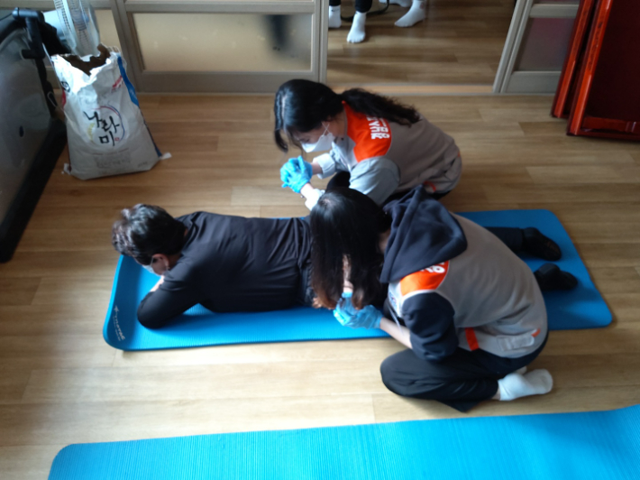 어르신 마사지. 경남도청 제공