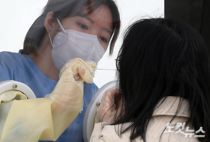 코로나19 신속분자진단검사소에서 의료진이 코로나19 검사를 하고 있다. 이한형 기자