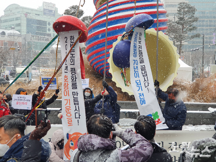 기자회견 참석자들이 한반도 평화를 염원하는 '박 터트리기'를 하고 있다.