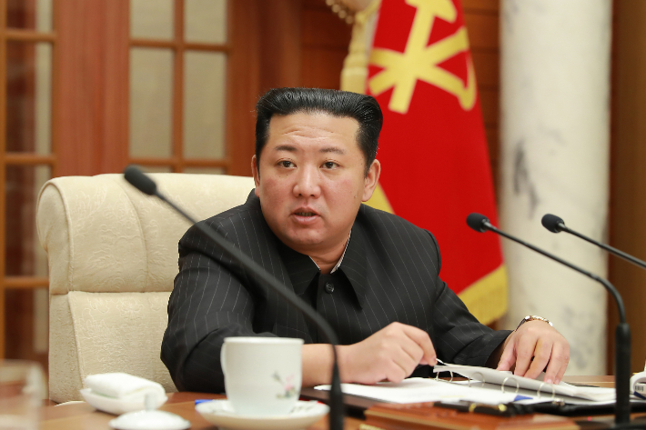 정치국회의서 발언하는 김정은 국무위원장. 뉴스1 제공
