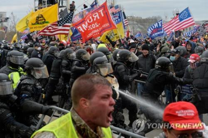 작년 1월6일 친트럼프 시위대가 일으킨 의회폭동. 연합뉴스