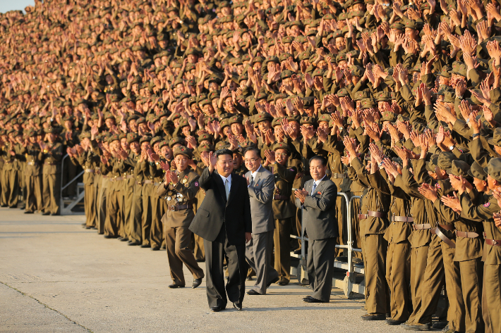 지난해 9월 9일 북한 정권수립기념일 계기로 진행된 민간 및 안전무력 열병식 참가자들과 김정은 국무위원장이 기념사진을 찍고 있다. 뉴스1 제공