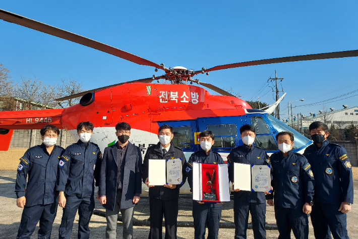 전북 소방항공대가 '25년 무사고 비행 기록'을 달성해 행정안전부장관 표창과 소방청장 표창을 받았다. 전북 소방본부 제공