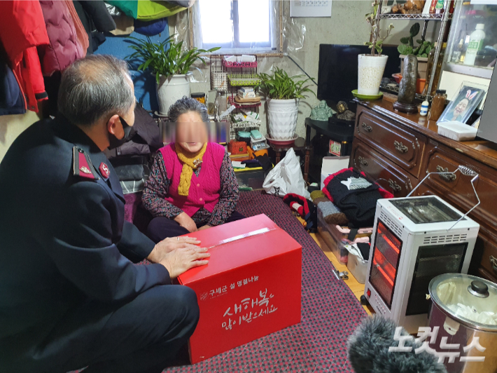 구세군이 20일 서울 서대문구 홍제동 소재 개미마을을 찾아 소외이웃들에게 설 선물 키트를 전달했다. 