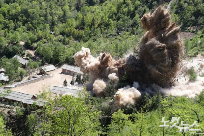 2018년 5월 24일 북한 핵무기연구소 관계자들이 함경북도 길주군 풍계리 핵실험장 폐쇄를 위한 폭파작업을 했다. 사진공동취재단
