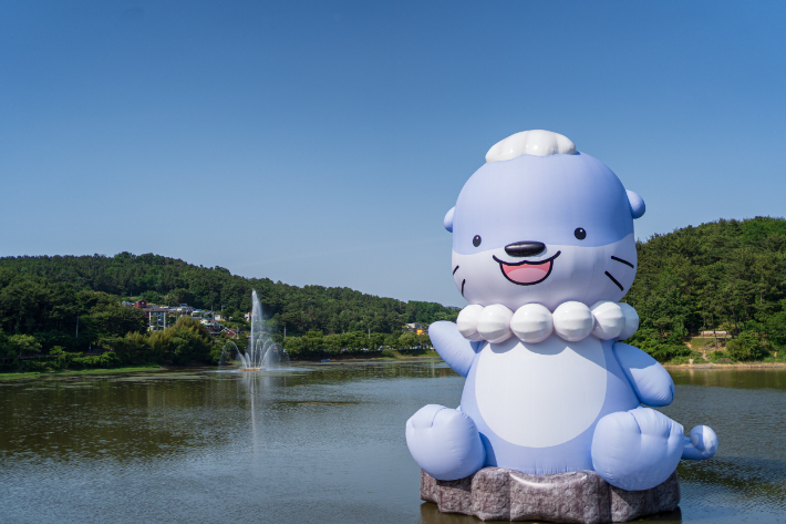 금호지에 떠있는 하모 조형물. 현재는 혁신도시가 있는 영천강으로 이사했다고 한다. 진주시 제공