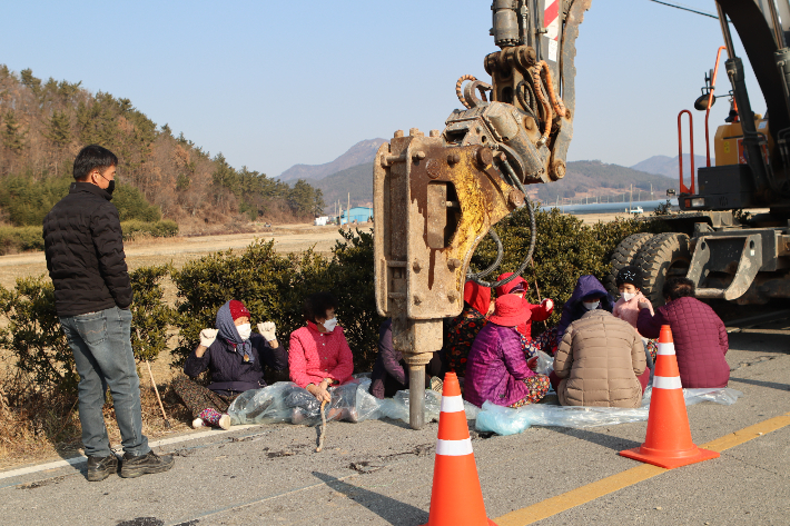 주민들이  송전선로 굴착 현장에서 농성하고 있다. 진영훈 목사 제공