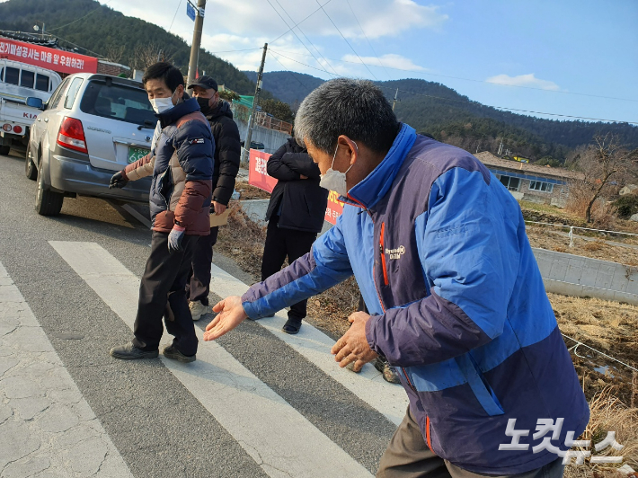 원봉림마을 박양신 전 이장이 송전선로가 매설돼 지나갈 바닥을 가리키고 있다. 고영호 기자