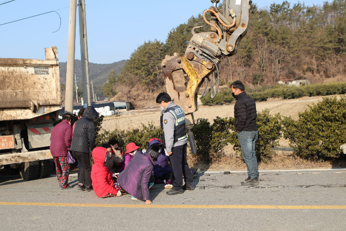 주민들이 연좌한 현장에 경찰이 출동했다. 진영훈 목사 제공