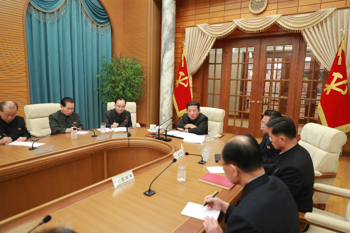 19일 김정은 국무위원장 주재로 열린 당 정치국 회의. 뉴스1 제공