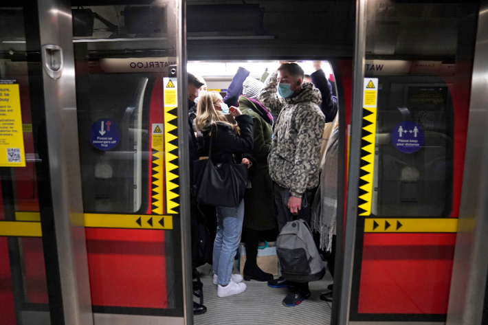 영국 런던 워털루역에서 출근길 마스크를 착용한 승객들이 지하철을 타고 있다. 연합뉴스