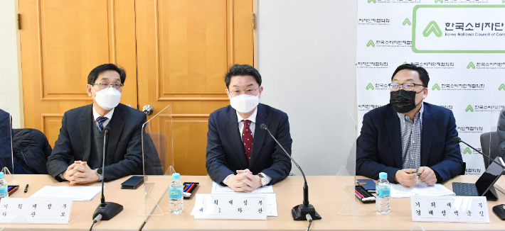 기획재정부 이억원(가운데) 제1차관이 21일 서울 중구 YWCA회관에서 '제3차 물가관계차관회의'를 주재하고 있다. 기재부 제공