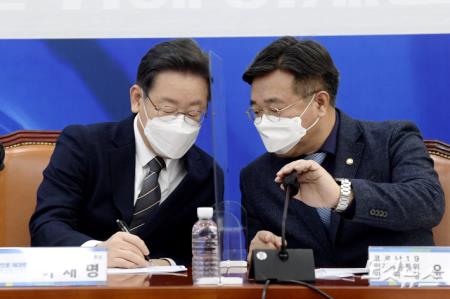 대화하는 이재명 대선후보-윤호중 코로나19 위기대응특위 위원장
