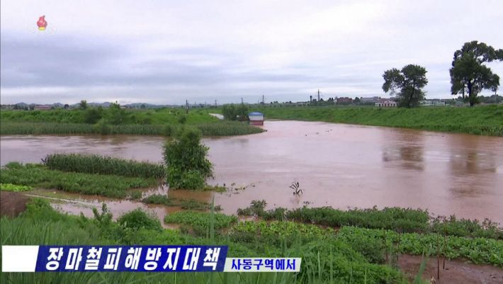 2020년 8월, 북한 수도 평양시 사동구역의 농경지가 집중호우로 물에 잠긴 모습을 조선중앙TV가 보도했다. 연합뉴스