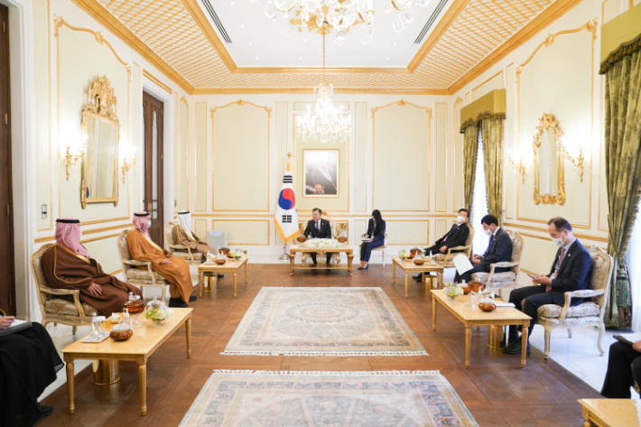 O presidente Moon Jae-in, durante sua visita à Arábia Saudita, se reuniu com o secretário-geral do Conselho de Cooperação do Golfo Nayef Al-Hazarf na casa de hóspedes em Riad no dia 19 (horário local).  Notícias Yonhap