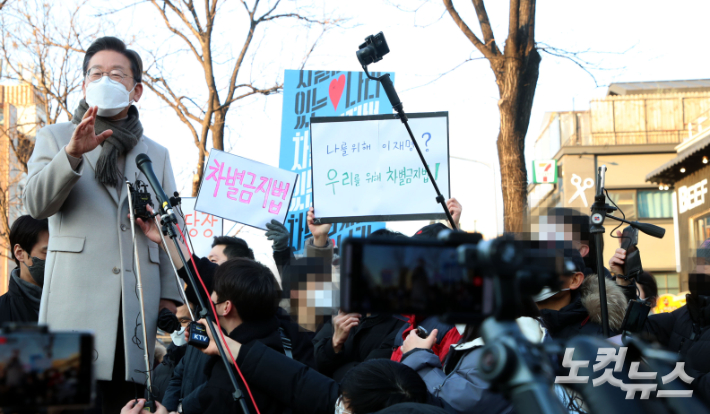 이재명 더불어민주당 대선후보가 21일 서울 마포구 연남동 거리에서 열린 '걸어서 민심 속으로' 연남동 거리 걷기 행사에서 시민들에게 이야기하고 있다. 국회사진취재단