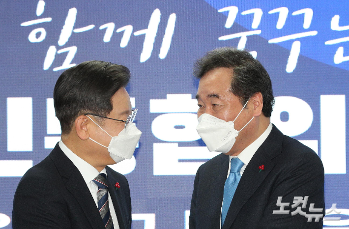 더불어민주당 이재명 대선후보(왼쪽)와 이낙연 공동위원장. 윤창원 기자