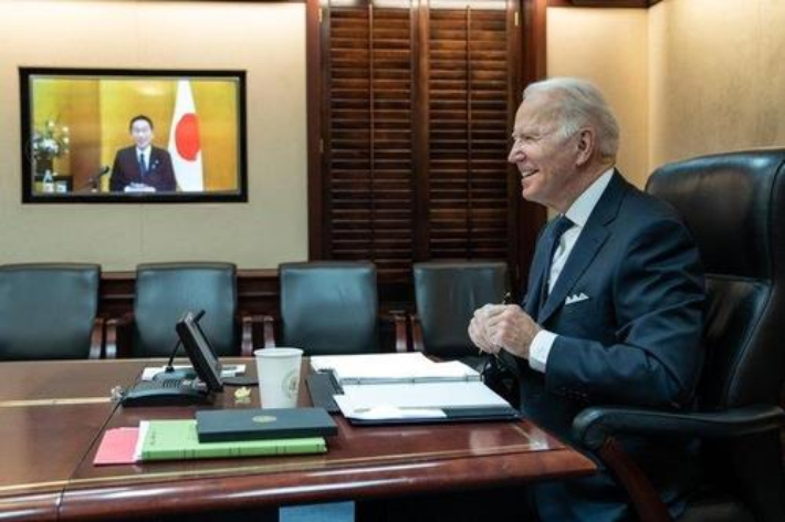기시다 후미오 일본 총리와 화상 회담중인 조 바이든 대통령. 조 바이든 트위터. 