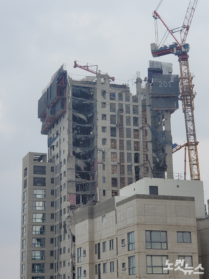 광주 서구 화정동 신축 아파트 붕괴 건물 상층부. 유대용 기자