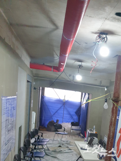 광주 신축 아파트 붕괴 건물 20층에 설치된 전진지휘소. 공동취재단
