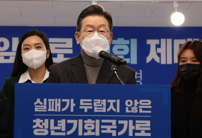 더불어민주당 이재명 대선후보가 22일 서울시 마포구 '블루소다'에서 청년 공약을 발표하는 모습. 연합뉴스