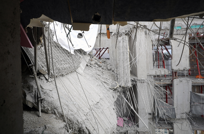 22일 오전 광주 서구 화정아이파크 붕괴 현장이 언론에 공개됐다. 사진은 붕괴한 39층 바닥면에 사용한 데크 플레이트가 망가져 있는 모습. 연합뉴스