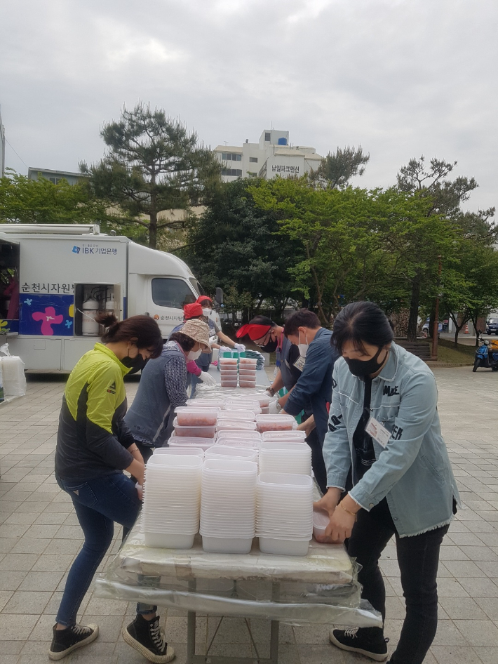 순천시 사랑의밥차 봉사단이 이웃에게 전달할 밑반찬 키트를 만들고 있다. 사랑의밥차 봉사단 제공 