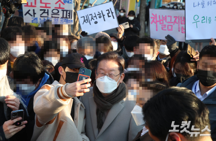 이재명 더불어민주당 대선후보가 지난 21일 서울 마포구 연남동 거리에서 열린 '걸어서 민심 속으로' 연남동 거리 걷기 행사에서 시민들과 기념사진을 찍고 있다. 국회사진취재단