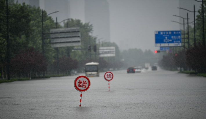 지난 2021년 7월20일 기록적인 폭우로 물에 잠긴 중국 중부 허난성의 성도인 정저우 시내 도로에 '위험' 표지판이 세워져 있다. 연합뉴스
