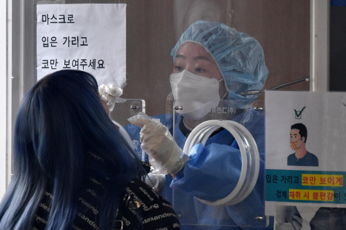 서울역 임시선별검사소를 찾은 시민이 검사를 받고 있다. 박종민 기자