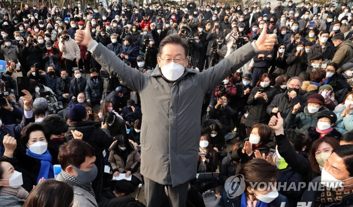 더불어민주당 이재명 대선후보가 22일 서울시 송파구 석촌호수에서 즉석연설을 마친 뒤 지지자들에게 손을 들어 답례하고 있다. 