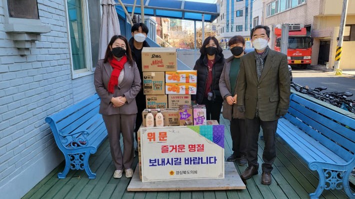경북도의회 제공(박채아 의원 위문품 전달 모습)